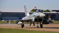 Eurofighter Ein Düsenjet rollt zum Start