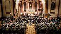 Marinemusikkoprs in einer Kirche