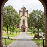 Blick auf die Abtei durch die Pforte des Kloster Himmerod.