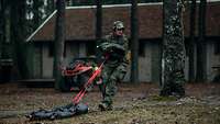 Ein Soldat zieht einen Schleifsack