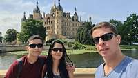 Ribeiro und seine Familie, im Hintergrund das Schweriner Schloss