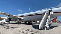 Ein Flugzeug steht auf einem Rollfeld