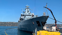 Ein Schiff liegt in einem Hafen