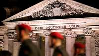 Gelöbnis vor dem Reichstag Soldaten (unscharf) vor dem Reichstag mit der Inschrift „Dem deutschen Volke“