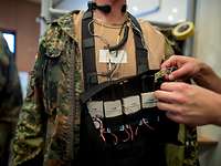 Brusttasche mit Datenlogger und Stromversorgung Ein Soldat trägt eine Brusttasche mit Kabeln und Technik um den Hals