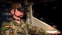 Soldat am Steuer mit BiV-Brille querschnittlich Ein Soldat mit Nachtsichtbrille sitzt am Steuer eines Fahrzeuges