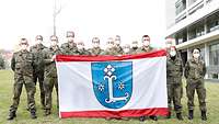 Soldaten des Kdo SES mit der Leeraner Stadtflagge