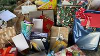 Viele Geschenke unter einem Weihnachtsbaum