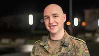 Portraitbild eines Soldaten in Flecktarnuniform.