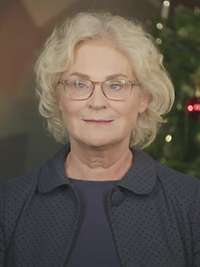Porträt von Ministerin Lambrecht vor einem Weihnachtsbaum und Flecktarn-Polygonmuster