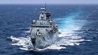 Ein Kriegsschiff vom Typ Fregatte F 217 Bayern auf hoher See