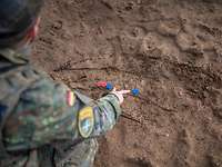 Am Sandkasten Soldat zeigt auf einen Geländesandkasten