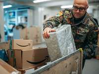 Pakete verteilen Ein Soldat holt ein Paket aus einer Paketbox heraus