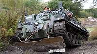 Ein Bundeswehr-Bergepanzer stehend im Gelände.