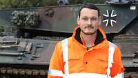 Soldat steht vor einem Bundeswehrpanzer.
