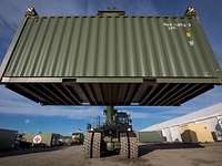 Containerstapler Orion Ein Containerstabler Orion hebt einen Überseecontainer