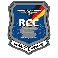 Auf blauem Wappen die Buchstaben RCC für Rescue Coordination Center, darunter die Deutschlandkarte