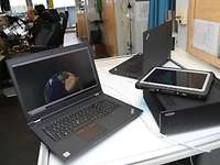 Laptops und Seekarte Auf der Kommandobrücke eines Schiffes stehen zwei aufgeklappte Laptops auf einer Seekarte