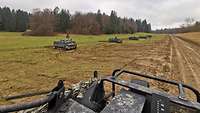 Mehrere Fahrzeuge des Panzermörsers M113 stehen mit Abstand im Gelände nebeneinander.