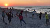 Abendgymnastik am Ostsee-Strand