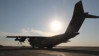 A400 M im Sonnenaufgang Ein A400M steht im Sonnenaufgang auf dem Flugfeld