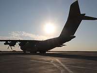 A400 M im Sonnenaufgang Ein A400M steht im Sonnenaufgang auf dem Flugfeld
