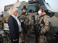 Ministerin im Gespräch mit Soldaten 