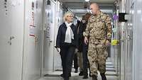 Ministerin und Oberst Meyer gehen durch die Bürocontainer 