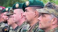Soldaten stehen in einer Formation, einige tragen grüne Jägerbarette.