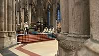 Gottesdienstbesucher beim Soldatengottesdienst im Kölner Dom