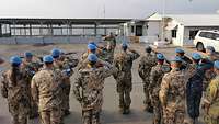 Soldaten mit blauen Barrets sind angetreten 