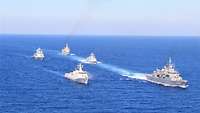Fünf Schiffe der Maritime Task Force fahren in Formation