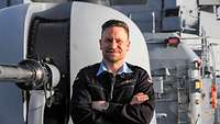 Portraitbild eines Marinesoldaten in blauer Arbeitsuniform.
