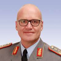 Portätaufnahme von Dr. Holtherm in Generalarzt-Uniform