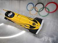 Ein Bob in einer Bobbahn mit Olympischen Ringen