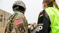 US-Soldat und Feldjäger sichern eine Fahrzeugkolonne bei einer Übung.