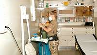 Sanitäterin arbeitet im Behandlungsraum