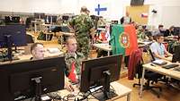 Soldaten sitzen an Computern