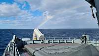 Der vordere Teil eines Schiffes auf See 