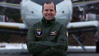 Ein Soldat steht vor der Front des Flugzeuges P-3C Orion
