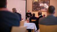 Militärpfarrer Stephan Frank bedankt sich bei den Gästen