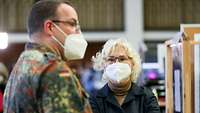 Eine Frau schaut einen Soldaten an
