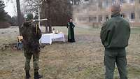 Militärpfarrer Petro Stanko und Soldaten beim Feldgottesdienst in Manching
