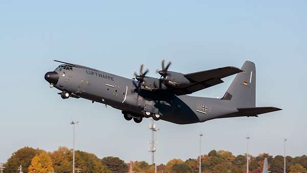 deu-c-130j-hercules-erstflug.jpg