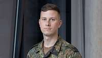 Portraitfoto Major Zangenberg Portraitfoto eines Soldaten in Flecktarn