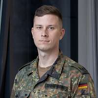 Portraitfoto eines Soldaten in Flecktarn