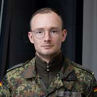 Portraitfoto eines Soldaten in Flecktarn