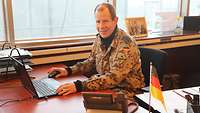 Ein Soldat arbeitet an einem Schreibtisch