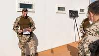 Ein Soldat steht vor einer Gruppe Soldaten