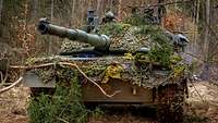 Ein Kampfpanzer in dichtem Unterholz